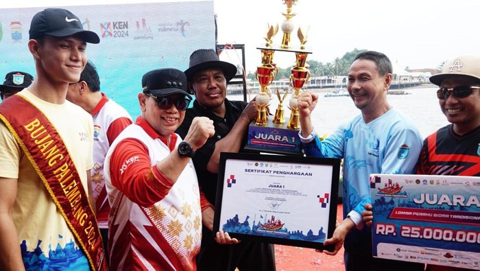 Pj Walkot Palembang bagikan piala ke peserta yang menang lomba Bidar.