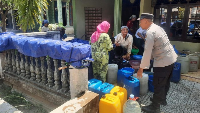 Polisi di Lamongan mendistribusikan air bersih ke wilayah Kecamatan Sarirejo yang mengalami kekeringan