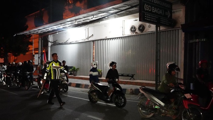 Polisi mengamankan motor dan pengendaranya saat razia balap liar di Ponorogo