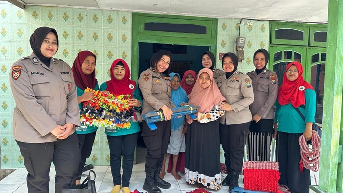 Polwan Polres Mojokerto menyerahkan bantuan