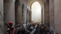 Seorang pria bekerja di lokasi restorasi pasar Al-Zarb di pasar lama Aleppo, Suriah, 28 Agustus 2024.