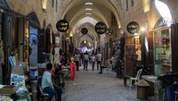 Orang-orang berjalan di pasar tua Aleppo yang dibuka kembali, 28 Agustus 2024.