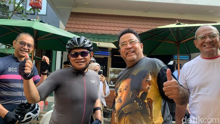 Pramono Anung menyambangi Warung si Doel di Lebak Bulus, Jakarta Selatan, usai sepedaan (Mulia/detikcom)