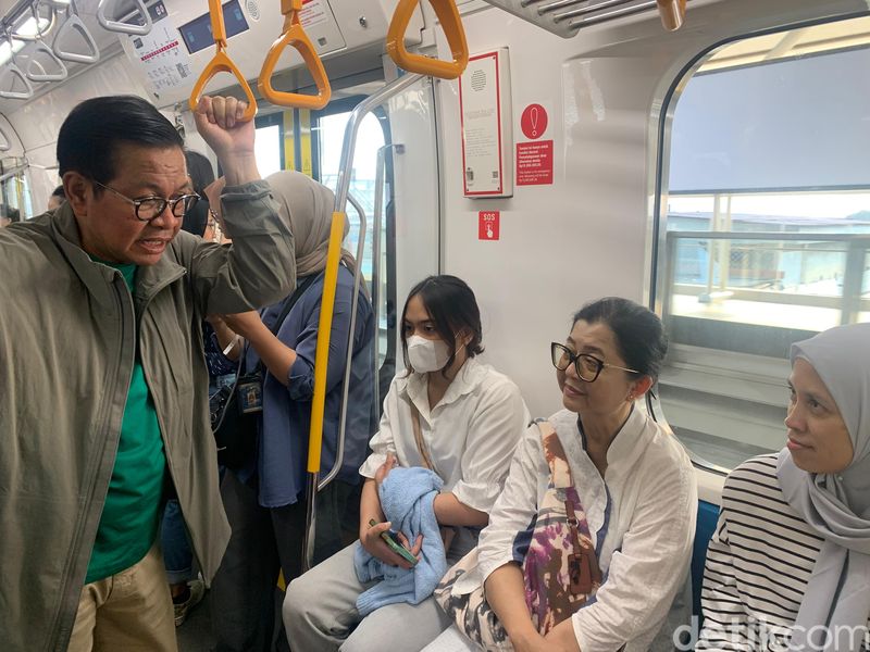 Pramono Anung naik MRT dan berfoto di anjungan Halte Bundaran HI, 31 Agustus 2024. (Mulia Budi/detikcom)