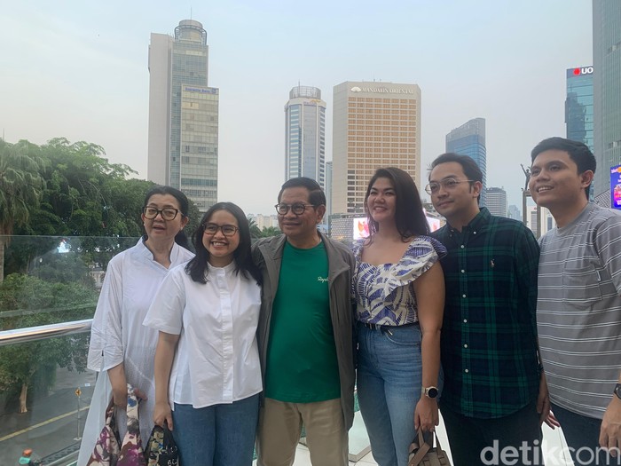 Pramono Anung naik MRT dan berfoto di anjungan Halte Bundaran HI, 31 Agustus 2024. (Mulia Budi/detikcom)
