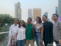 Pramono Anung Berfoto di Anjungan Halte TransJ Bundaran HI