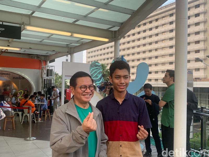 Pramono Anung naik MRT dan berfoto di anjungan Halte Bundaran HI, 31 Agustus 2024. (Mulia Budi/detikcom)