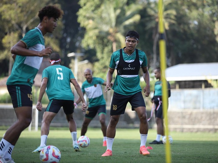 Sesi latihan PSS Sleman di Lapangan Pakembinganun, Sleman, Sabtu (31/8/2024).