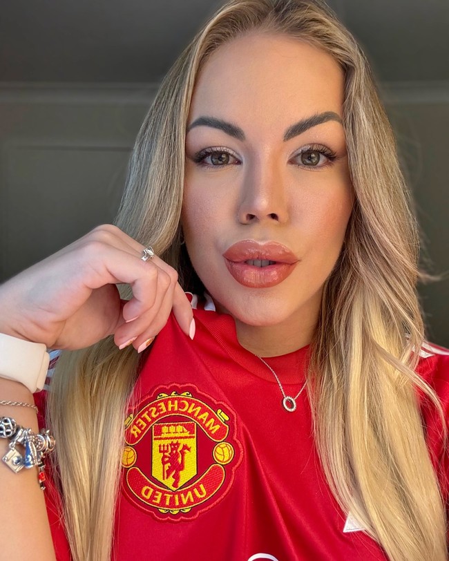 Revana mengungkap kisah cinta yang menunjukkan kesetiaannya pada Manchester United. Wanita tersebut baru-baru ini putus dari seorang pria yang ditemui dari aplikasi kencan. Awalnya hubungan Revana dan teman kencannya berjalan mulus. Revana pun tertarik dengannya karena sama-sama suka olahraga dan sepak bola. Foto: Instagram Ravena Hanniely
