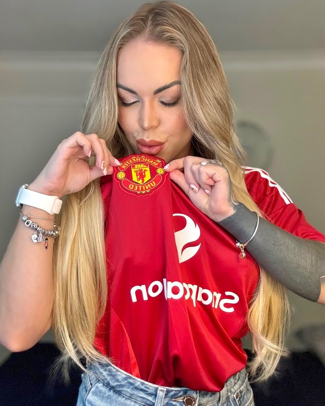 Wanita 23 tahun itu ternyata berusaha membuat pria tersebut terkesan dengan menunjukkan kecintaannya pada sepak bola. Tapi sayangnya, si dia bukannya senang tapi terkejut. Karena pacarnya adalah seorang fans Liverpool, ia merasa ilfeel saat melihat ada logo MU di tubuh Revana. Foto: Instagram Ravena Hanniely