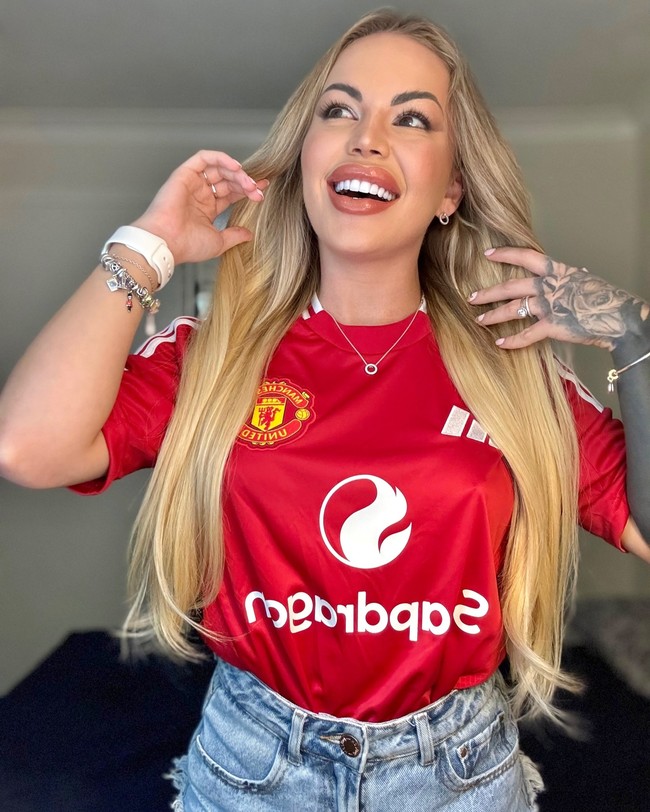 Kami sebelumnya sudah beberapa kali hangout dan dia terlihat seperti pria yang sangat menarik dan baik. Aku adalah orang yang menyukai olahraga dan bola, dan pada hari itu, tanpa banyak berpikir, aku memutuskan untuk memakai pakaian dalam dengan logo tim, sesuatu yang sudah sering aku pakai, ujarnya dilansir Needtoknow.  Foto: Instagram Ravena Hanniely   