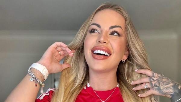 Potret Fans Bola Cantik yang Jadi Viral, Putus dengan Pacar karena Dukung MU