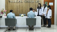 Bakal calon Gubernur DKI Jakarta Ridwan Kamil (kedua kiri) dan bakal calon Wakil Gubernur DKI Jakarta Suswono (kiri) melakukan pendaftaran sebelum menjalani pemeriksaan kesehatan di RSUD Tarakan, Jakarta, Sabtu (31/8/2024).
