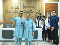 Ridwan Kamil-Suswono Lambaikan Tangan Saat Jalani Pemeriksaan Kesehatan