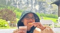 Saat pergi ke Swiss ia juga sempat mencicipi cokelat hangat. Udara yang dingin membuat cokelat yang hangat terasa lebih nikmat. Foto: Instagram/riyukabunga