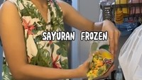 Untuk melengkapi vitaminnya, Riyuka Bunga mengandalkan sayuran beku. Jagung, kacang polong, serta irisan wortel dalam satu kemasan lebih memudahkannya. Foto: Instagram/riyukabunga