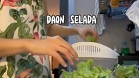 Sehari-harinya Riyuka Bunga sangat menjaga pola makan sehat. Ia kerap membuat menu dietnya sendiri berbahan selada. Foto: Instagram/riyukabunga