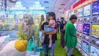 Pusat perbelanjaan masih menjadi salah satu pilihan warga untuk menghabiskan akhir pekan dengan cara bermain permainan bersama keluarga.