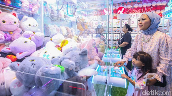 Saat Anak Mengisi Libur Akhir Pekan dengan Permainan Boneka Akhir pekan menjadi waktu yang digunakan warga untuk berlibur. Anak-anak ini mengisi libur dengan permainan boneka.