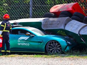 Detik-detik Safety Car F1 Kecelakaan, Tak Terkendali hingga Hantam Pembatas