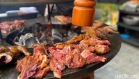 BBQ Backyard ini menarik perhatian setiap pengunjung. Menawarkan berbagai macam daging hingga seafood, seperti ribeye, AUS tenderloin, lamb rack, picanha, daging ayam, udang, cumi, sosis, dan lainnya. Foto: detikFood/Yenny Mustika Sari