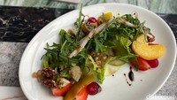 Bleu cheese salad juga bisa menjadi pendamping makan BBQ Argentina. Paduan rasanya unik di lidah, ada sensasi segar dan tercecap creamy. Foto: detikFood/Yenny Mustika Sari