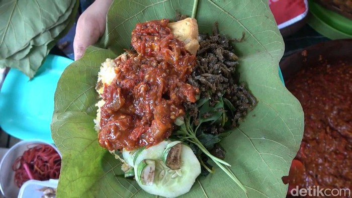 Sego sambel ala desa di Lamongan dengan ikan asap yang menggugah selera