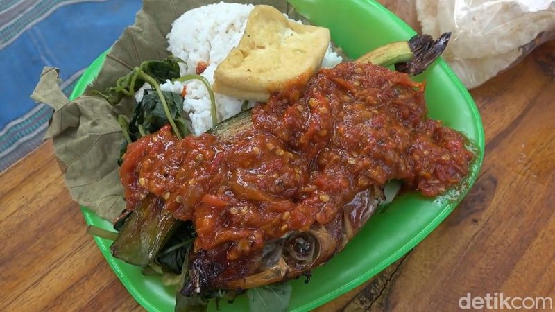 Sego sambel ala desa di Lamongan dengan ikan asap yang menggugah selera