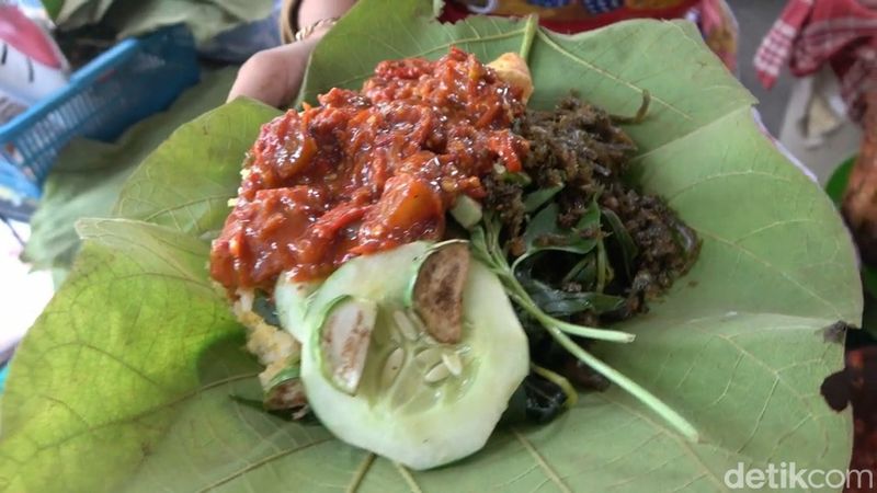 Sego sambel ala desa di Lamongan dengan ikan asap yang menggugah selera