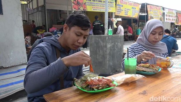 Sego sambel ala desa di Lamongan dengan ikan asap yang menggugah selera