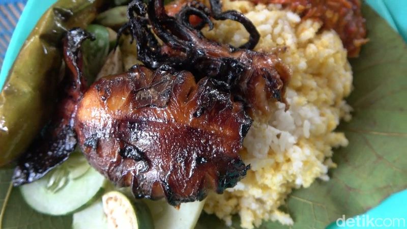Sego sambel ala desa di Lamongan dengan ikan asap yang menggugah selera