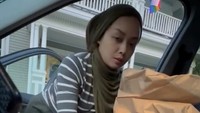Kehidupan Terry Putri di Amerika Serikat usai menikah dengan Derly Darmawan, beda banget dengan di Jakarta. Ia justru memilih jadi kurir pengantar makanan online. Kerja keras di negeri Paman Sam adalah bentuk adaptasi demi membangun kehidupan baru bersama suaminya. Foto: Instagram @terryputri
