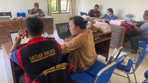 Tim Pidsus Kejari Gianyar menggeledah kantor Lembaga Perkreditan Desa (LPD) Tulikup Kelod, Gianyar, Bali, pada Jumat (30/8/2024). (Foto: Istimewa/Dok. Kejari Gianyar)