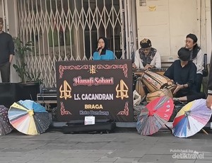 Menjelajahi Jalan Ikonik di Bandung Sambil Jualan Bunga