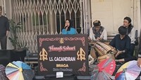Jalan Braga menyajikan musik daerah khas Sunda.
