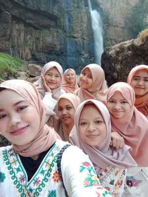 Curug Cimarinjung Sukabumi yang Alami dan Pantai Ciletuh nan Elok