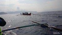 Melambaikan tangan dari atas perahu
