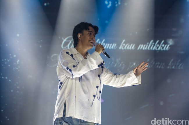 Vidi Aldiano sebelumnya juga pernah memeriahkan pada saat grand final Emeron Hijab Hunt. Terima kasih Hijab Hunt sudah mengundang aku dan aku juga sudah familiar dengan Hijab Hunt karena pernah mengisi di acara yang keren ini, ungkap Vidi. Foto: Andhika Prasetia.