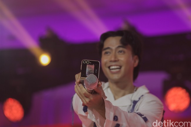 Suami Sheila Dara Aisha ini sukses menghibur para pengunjung di P7 Kuningan City Mall. Ada yang menikmati lagu dan merekam momen ketika Vidi bernyanyi. Foto: Andhika Prasetia.