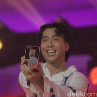 Suami Sheila Dara Aisha ini sukses menghibur para pengunjung di P7 Kuningan City Mall. Ada yang menikmati lagu dan merekam momen ketika Vidi bernyanyi. Foto: Andhika Prasetia.