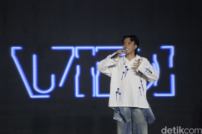 Bazar fashion dan hijab GlamLocal sukses digelar di Emeron Hijab Festival di P7 Ballroom Kuningan City Mall. Sebelum penampilan Vidi, ada Aldi Taher yang menghibur penonton.  Foto: Andhika Prasetia.