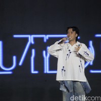 Bazar fashion dan hijab GlamLocal sukses digelar di Emeron Hijab Festival di P7 Ballroom Kuningan City Mall. Sebelum penampilan Vidi, ada Aldi Taher yang menghibur penonton.  Foto: Andhika Prasetia.