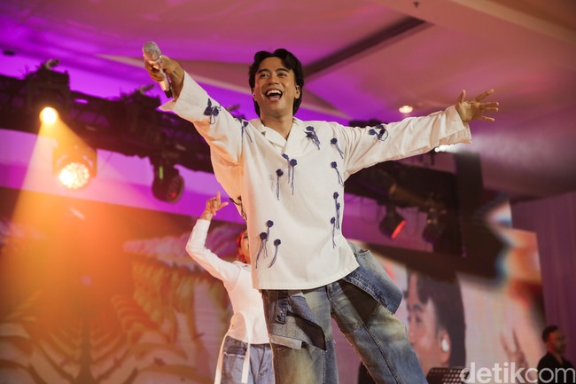 Vidi Aldiano hadir di grand final Emeron Hijab Hunt 2024 di P7 Ballroom Kuningan City Mall dan langsung bikin penonton yang hadir ikut bernyanyi bersama. Foto: Andhika Prasetia.