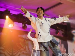 8 Potret Penampilan Vidi Aldiano di Grand Final Emeron Hijab Hunt 2024