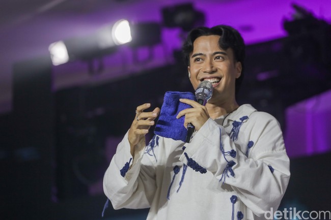 Pelantun Pelangi di Malam Hari ini membawakan tembang hits andalannya, antara lain Overture, Tak sejalan, Definisi Bahagia, Medley galau, Lagu Kita, Cemburu Menguras Hati, Cinta Jangan Kau Pergi, Dara, Buktikan, Bertahan Lewati Senja, Status Palsu dan Aku Cinta Dia. Foto: Andhika Prasetia.