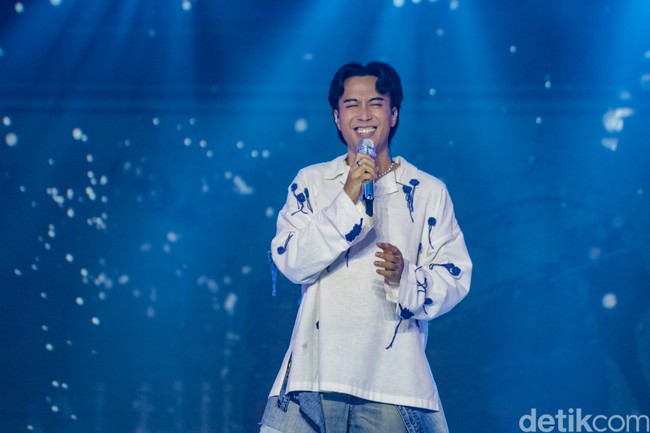 Vidi Aldiano pun memberikan selamat untuk para finalis Emeron Hijab Hunt 2024 yang nanti akan terpilih. Ia juga memberikan semangat kepada seluruh finalis yang sudah berpartisipasi di Emeron Hijab Hunt 2024. Foto: Andhika Prasetia.