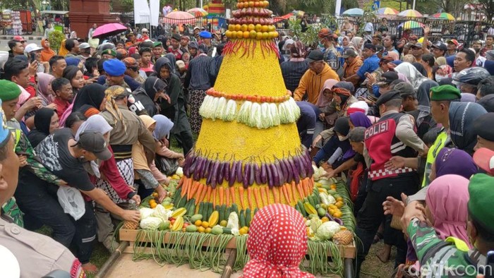 Warga Berebut Tumpeng dan Benih Tanaman di Trenggalek