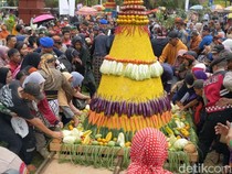 Warga Berebut Tumpeng dan Benih Tanaman di HUT Trenggalek