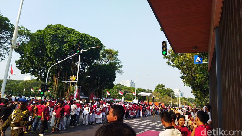 Warga sambut kembalinya duplikat bendera pusaka dan teks proklamasi ke Monas, 31 Agustus 2024. (Kurniawan Fadilah/detikcom)