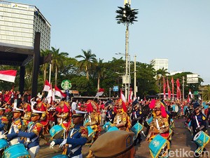Warga Sekitar Monas Ramai Sambut Kembalinya Duplikat Bendera Pusaka dari IKN